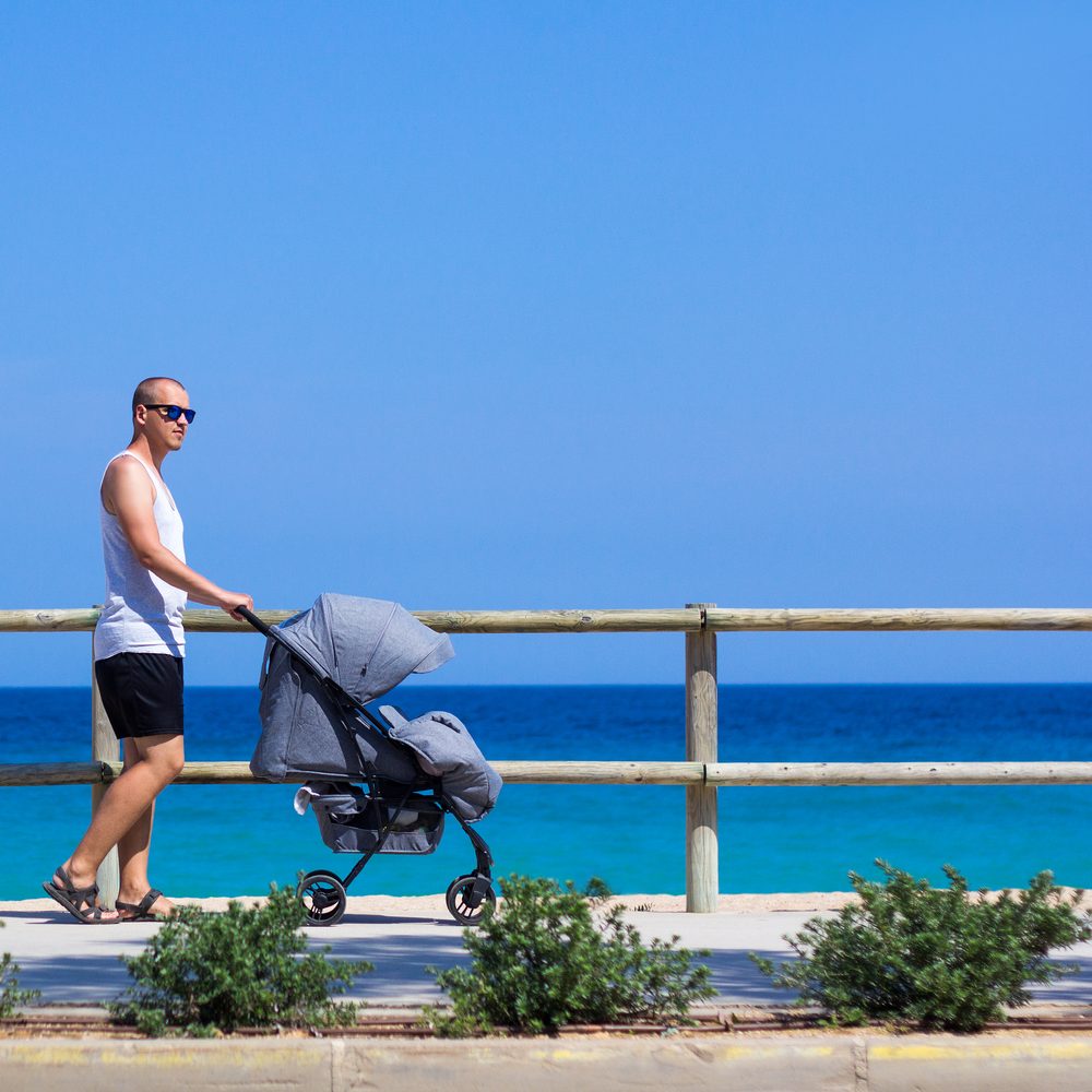 Une famille explore Monterosso avec une poussette pendant les vacances d’été en Italie.