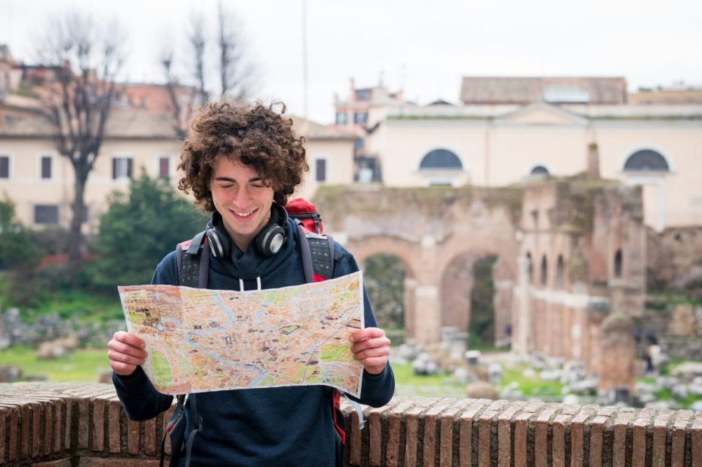 Des voyageurs étudient une carte de l’Italie pour choisir leur prochaine étape.