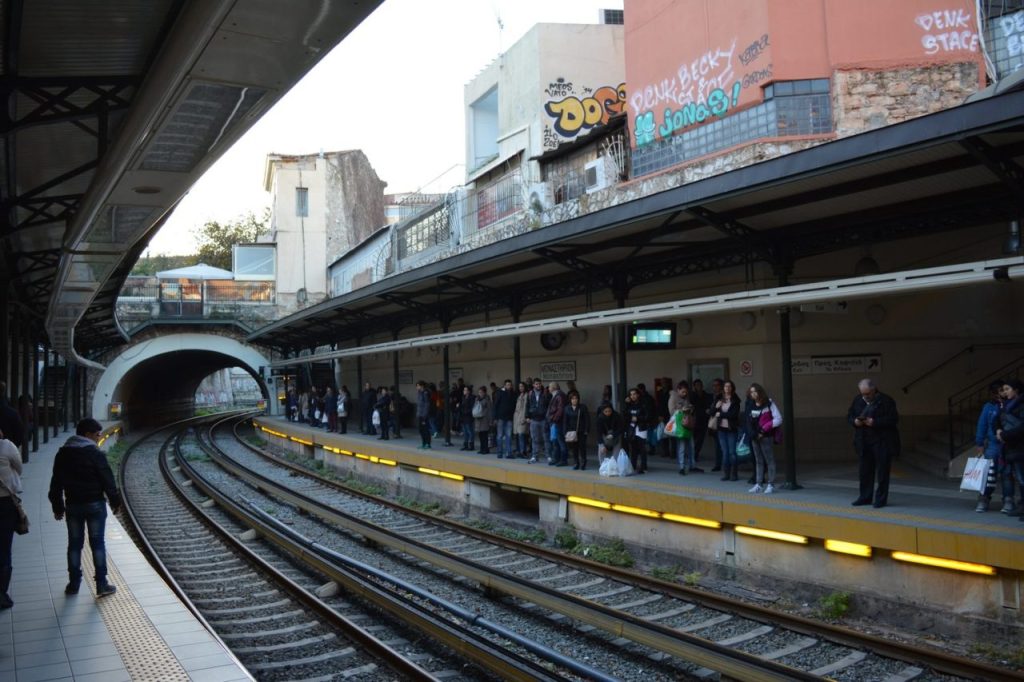 Voyageurs attendant un train régional sur le quai de la gare de La Spezia pour rejoindre les Cinque Terre.