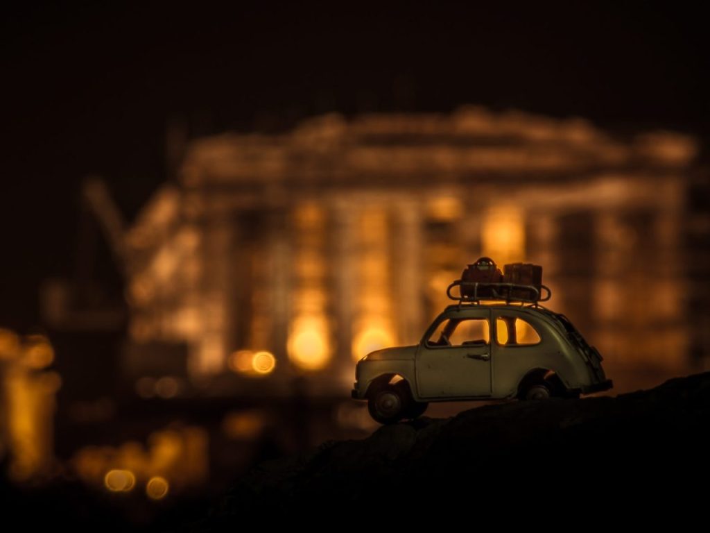 Chauffeur accueillant des voyageurs à l’aéroport de Naples pour un transfert nocturne vers Sorrente.